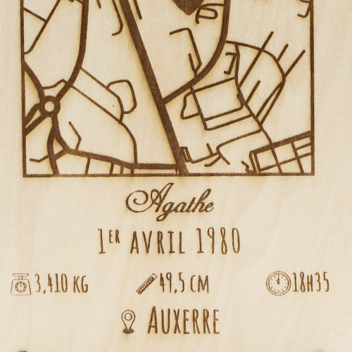 Carte de naissance personnalisée gravée sur bois avec prénom, date, heure, poids, taille et lieu de naissance. Cadeau unique et décoratif.