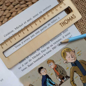 Règle de lecture personnalisée en bois avec prénom. Idéale pour enfant dyslexique, facilite la concentration et l’apprentissage.