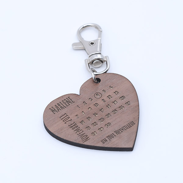 Porte-clés date d'anniversaire personnalisé par gravure laser cadeau à offrir petit prix