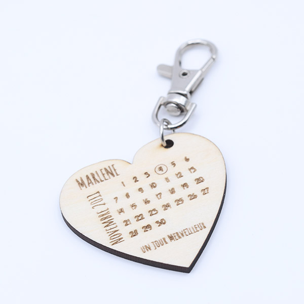 Porte-clés date d'anniversaire personnalisé par gravure laser cadeau à offir petit prix