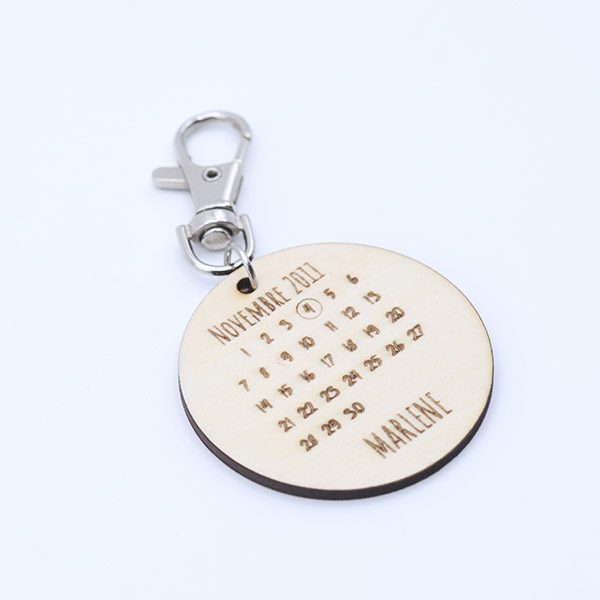 Porte-clés date d'anniversaire personnalisé par gravure laser cadeau à offrir petit prix